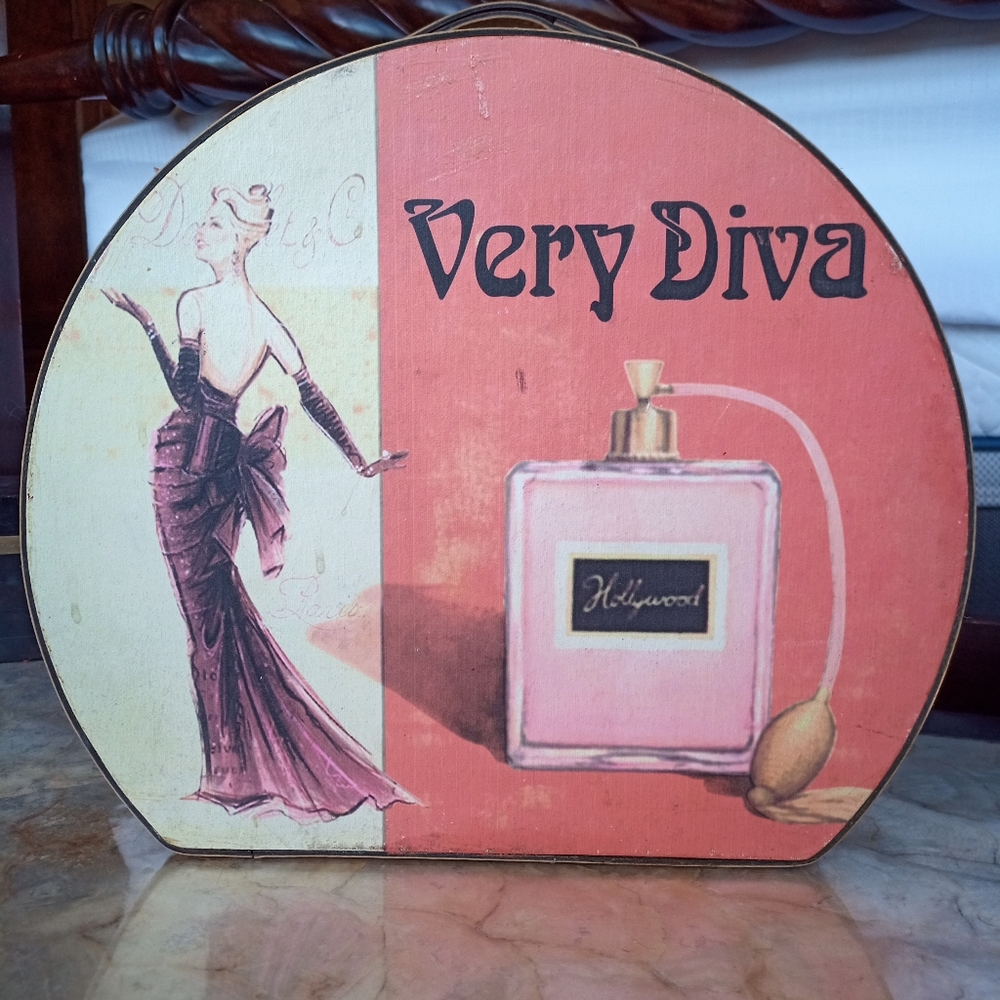 Hot box trunk very diva super cute